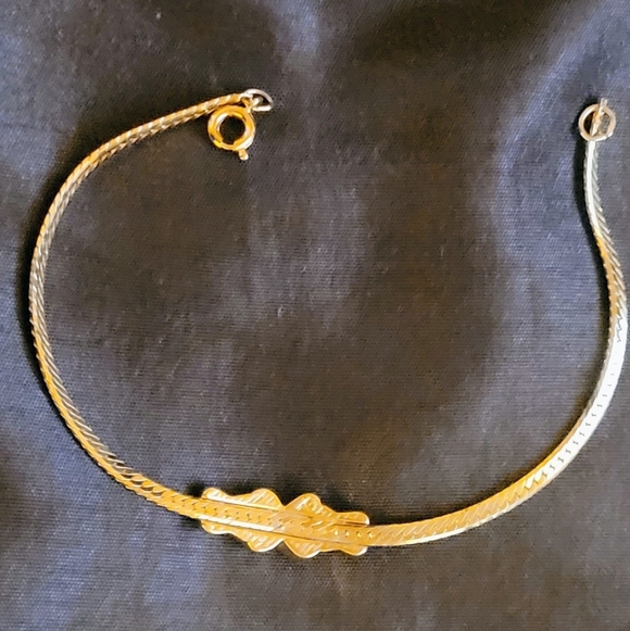 Avon X Designs On Gold-Tone Braclet. Middle Symbol X Has CZs - Picture 2 of 4